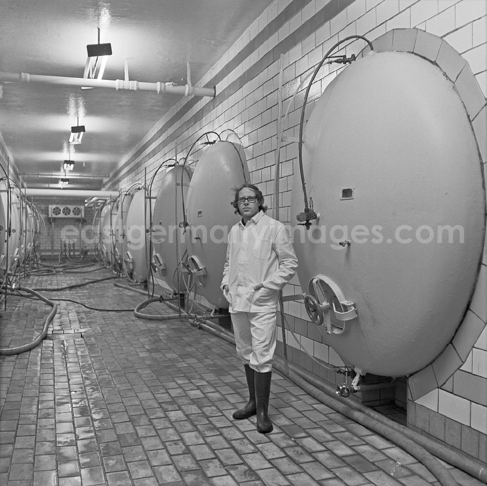 GDR image archive: Berlin - Workplace and factory equipment of the Engelhardt Brewery on the Alt Stralau peninsula in the district of Friedrichshain in Berlin East Berlin on the territory of the former GDR, German Democratic Republic