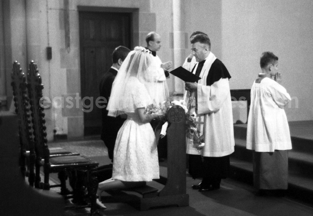 GDR picture archive: Dresden - Bridal couple at the church wedding ceremony in Dresden in the state Saxony on the territory of the former GDR, German Democratic Republic