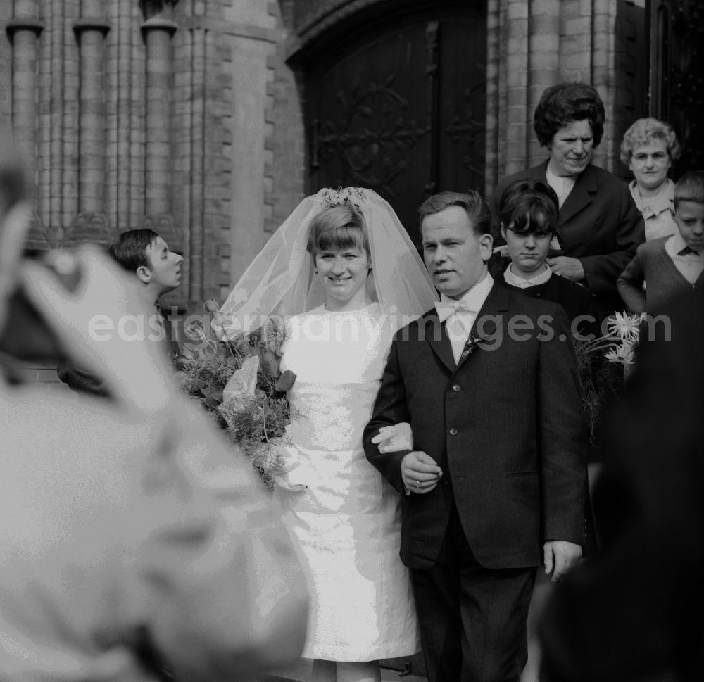 GDR image archive: Berlin - Prenzlauer Berg - A happy wedding couple in front of the Immanuel Church in Berlin - Prenzlauer Berg. The Socialist marriage has been touted since the 195