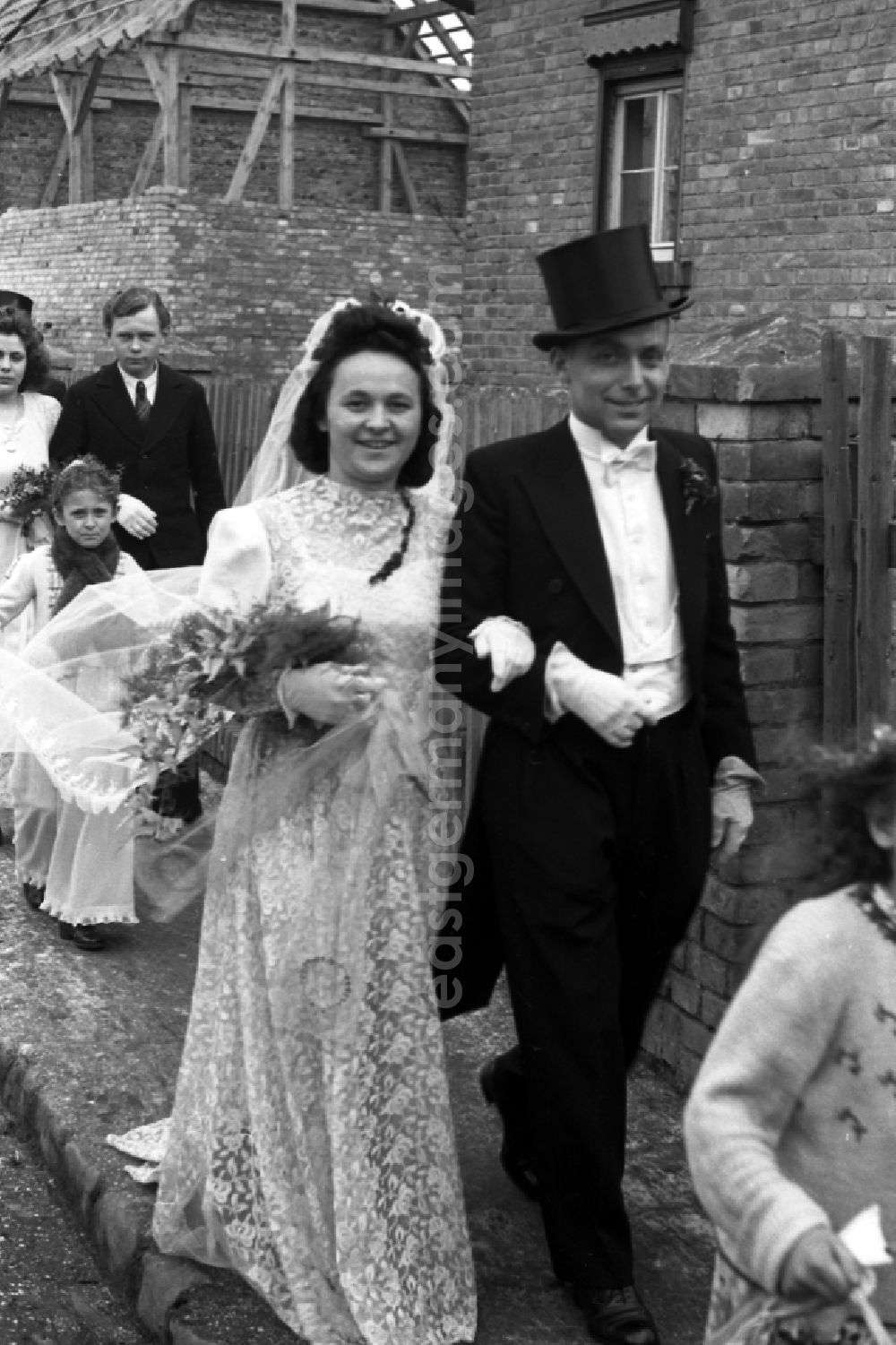 GDR photo archive: Merseburg - A bride and groom in Merseburg in the federal state Saxony-Anhalt in Germany