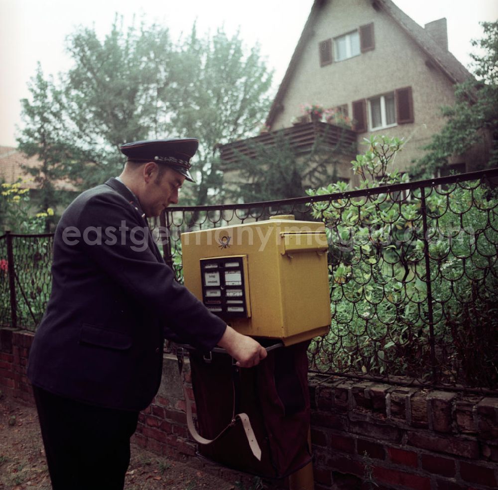 Potsdam: Ein Postangestellter entleert einen Briefkasten in Potsdam.