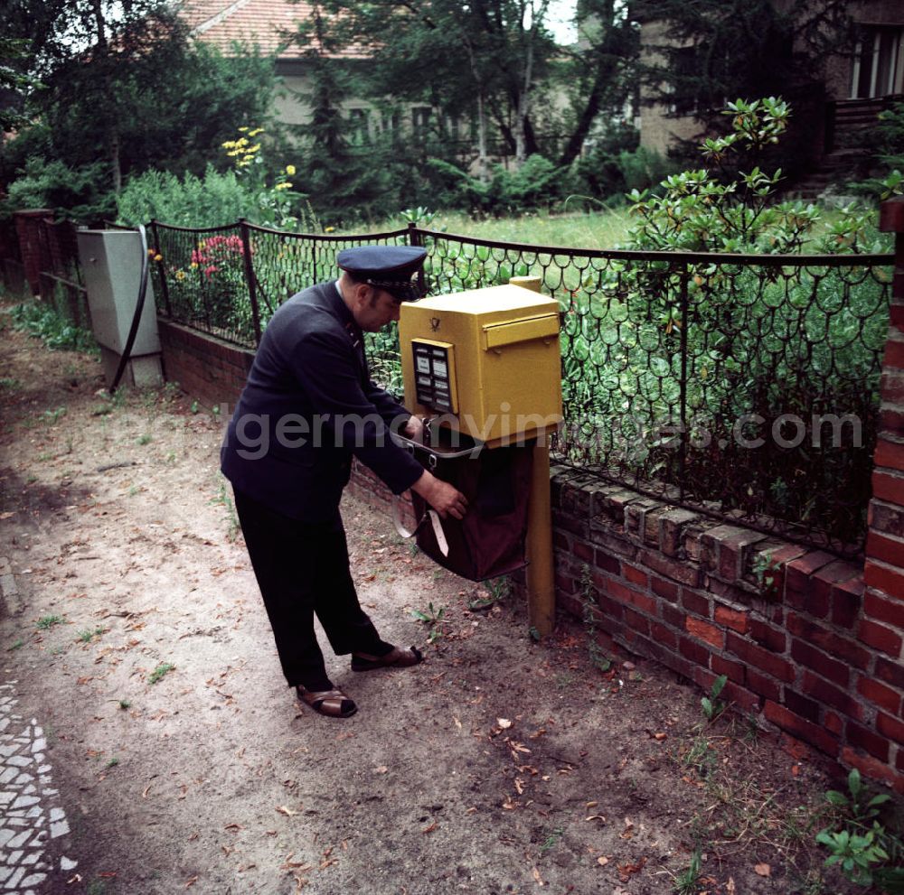 GDR image archive: Potsdam - Ein Postangestellter entleert einen Briefkasten in Potsdam.