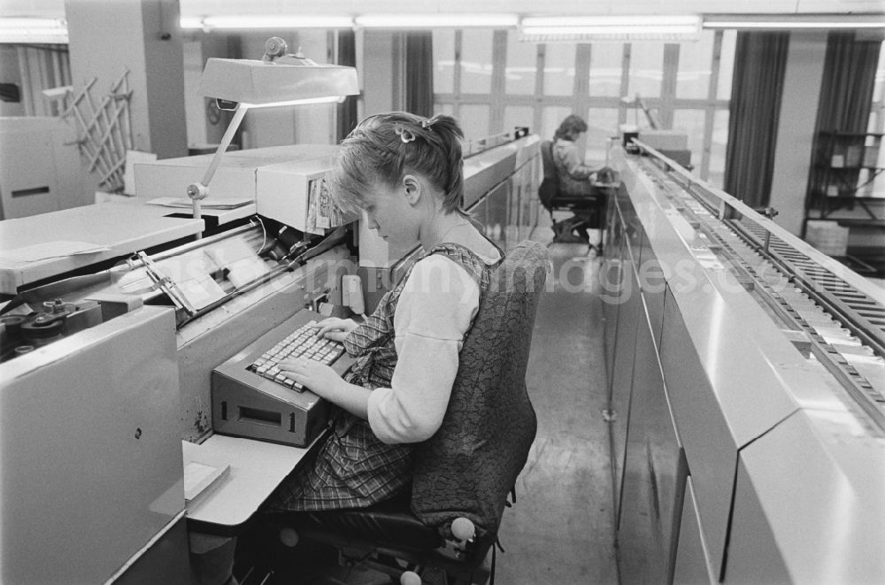 GDR picture archive: Berlin - Eine junge Frau bedient im Briefverteileramt / Briefzentrum in der Zinnowitzer Straße im Berliner Stadtberzirk Mitte die Sortiermaschine.