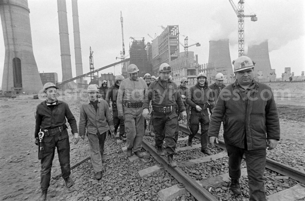 GDR picture archive: Boxberg/Oberlausitz - A brigade in the power station Boxberg in Boxberg/Oberlausitz in the state Saxony on the territory of the former GDR, German Democratic Republic