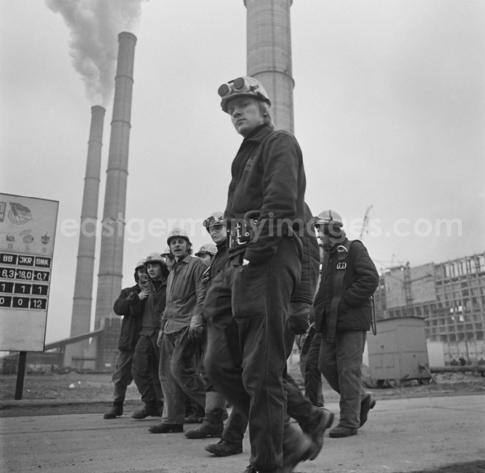 GDR picture archive: Boxberg/Oberlausitz - A brigade in the power station Boxberg in Boxberg/Oberlausitz in the state Saxony on the territory of the former GDR, German Democratic Republic