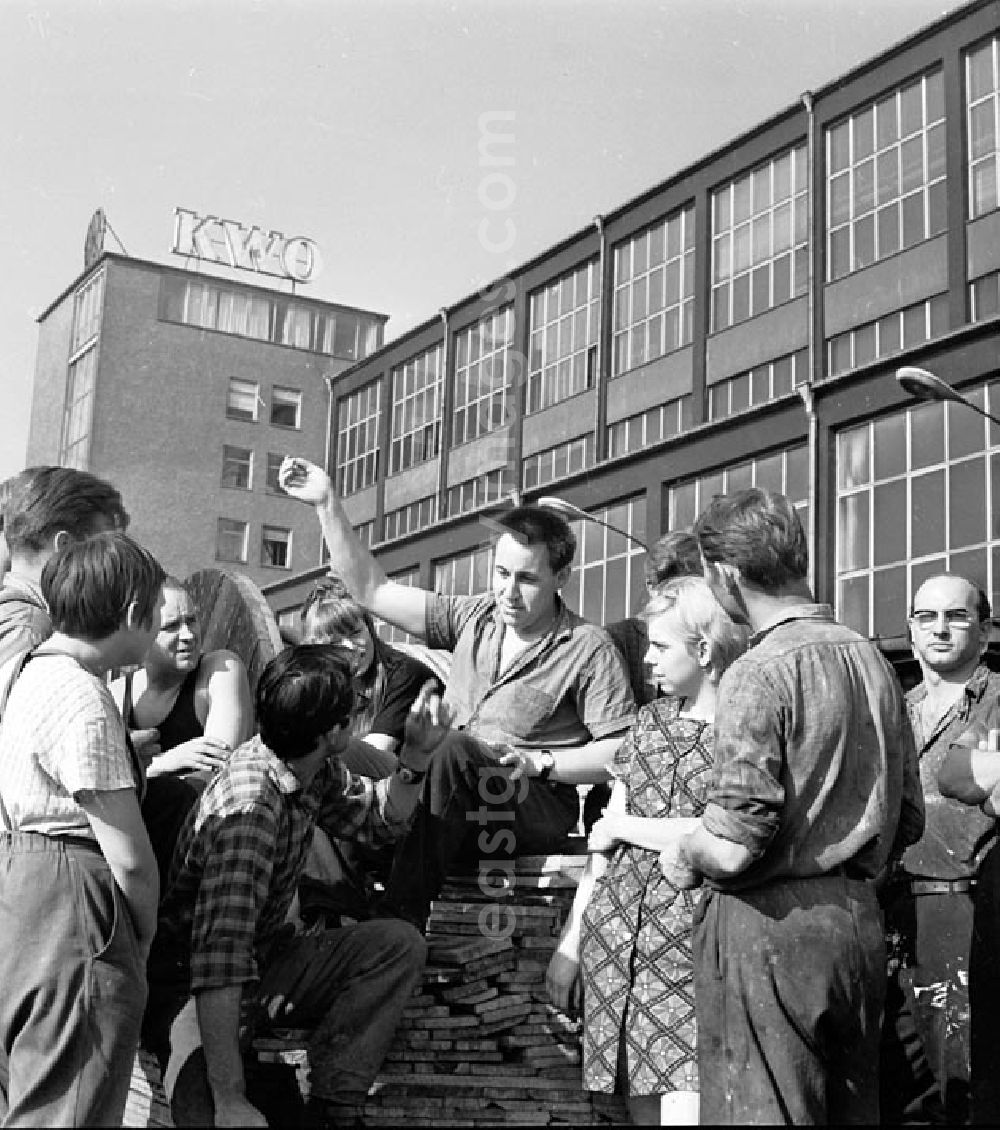 Berlin: Oktober 1969 Brigade im KWO (Kabelwerk Oberspree) FDJler berichten über Fest