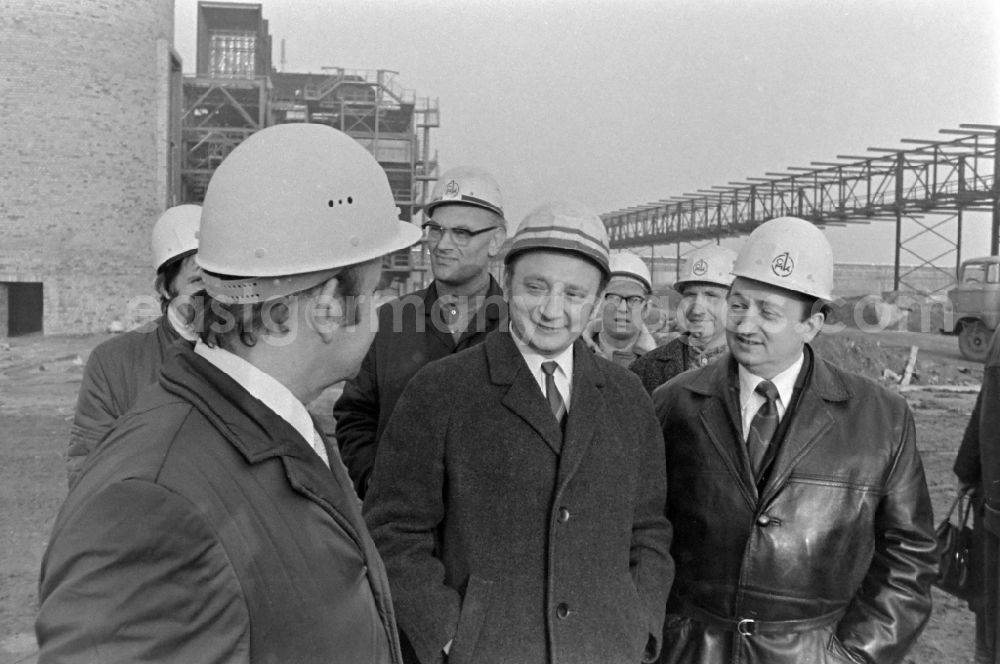 GDR photo archive: Schkopau - Workers at the Olefin plant in Boehlen in Schkopau in the federal state of Saxony-Anhalt on the territory of the former GDR, German Democratic Republic. Today the Dow Olefinverbund plant Boehlen