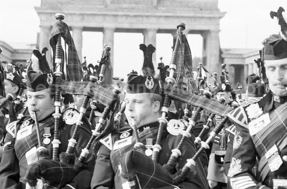 GDR picture archive: Berlin-Mitte - Britische Dudelsackmusiker während der Miltitary Tattoo / Militärparade vor dem Brandenburger Tor.