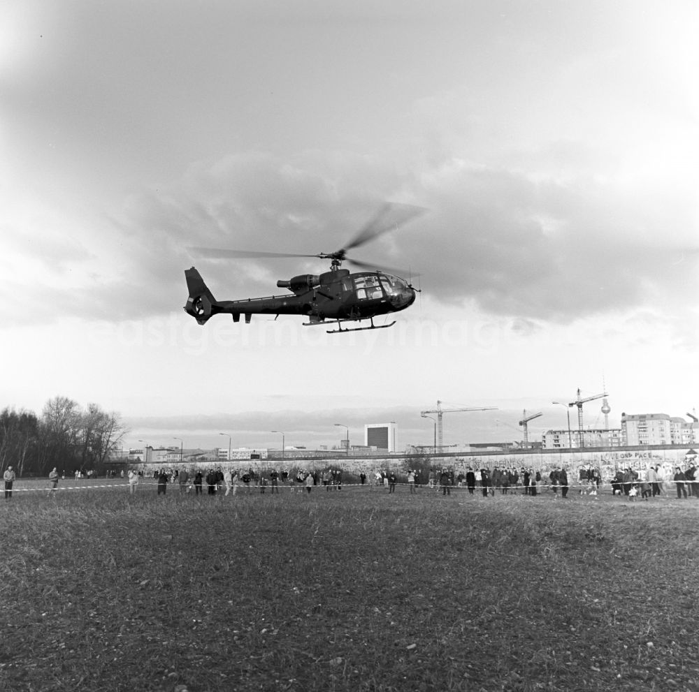GDR photo archive: Berlin - Tiergarten - A British military helicopter lands on the open space at Potsdamer Platz in Berlin. The Army Air Corps (AAC) of the British Army, the Army Air Corps of the United Kingdom. Here's an observation helicopter Gazelle AH1