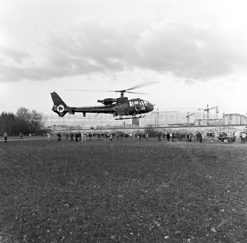 GDR picture archive: Berlin - Tiergarten - A British military helicopter lands on the open space at Potsdamer Platz in Berlin. The Army Air Corps (AAC) of the British Army, the Army Air Corps of the United Kingdom. Here's an observation helicopter Gazelle AH1