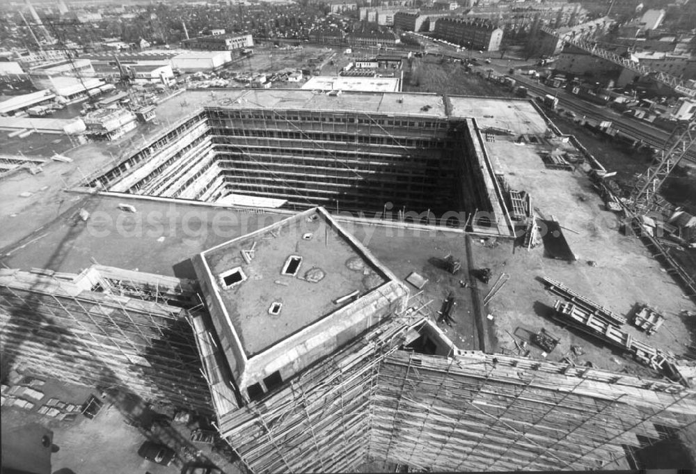 GDR image archive: Berlin - Bürohochhausbau an der Prenzlauer Allee in Berlin-Wei§ensee 1992