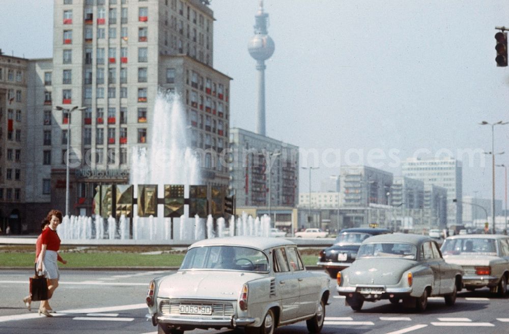 GDR picture archive: Berlin - Fountains on the Strausberger place in Berlin, the former capital of the GDR, German democratic republic