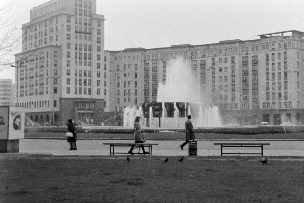GDR image archive: Berlin - Popular water feature - fountain on place Strausberger Platz in the district Friedrichshain in Berlin Eastberlin on the territory of the former GDR, German Democratic Republic