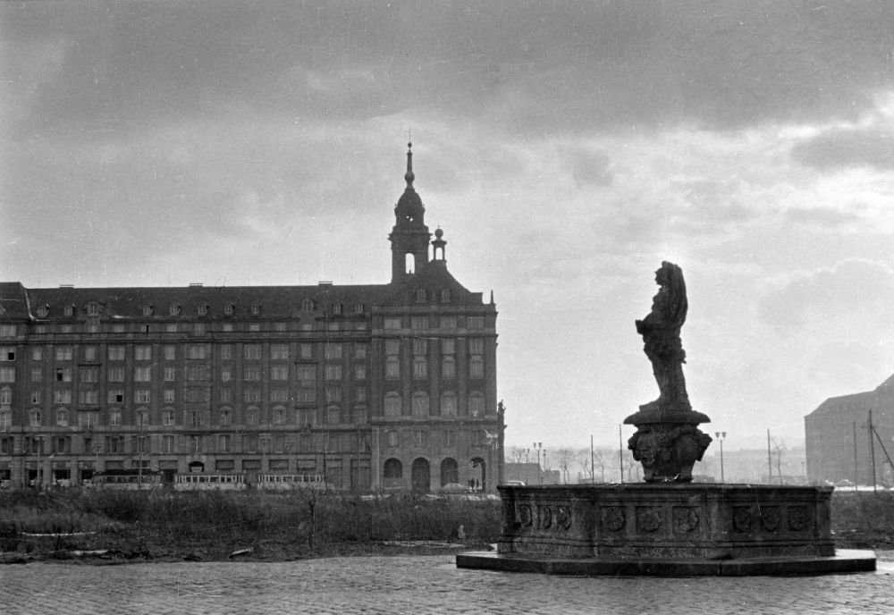GDR picture archive: Dresden - Popular water feature - fountain Friedensbrunnen oder Tuerkenbrunnen on street Juedenhof in Dresden, Saxony on the territory of the former GDR, German Democratic Republic
