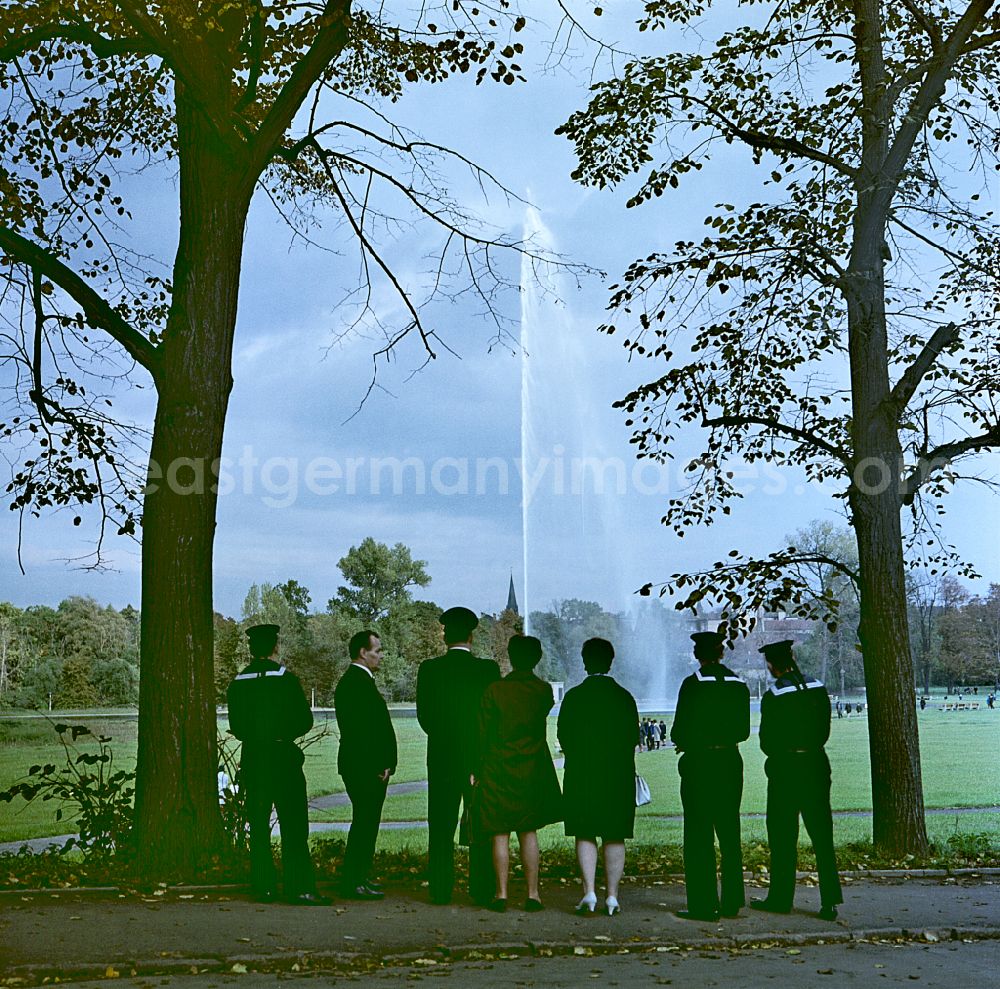 GDR picture archive: Halle (Saale) - Sailors and members of a sponsor brigade visit popular water feature fountains in the park of the Gertraudenfriedhof in Halle (Saale), Saxony-Anhalt in the territory of the former GDR, German Democratic Republic