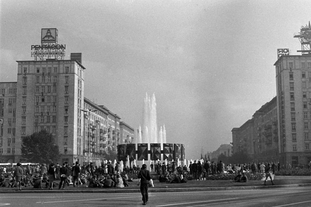 Berlin: Popular water feature - fountain with young participants in the 2
