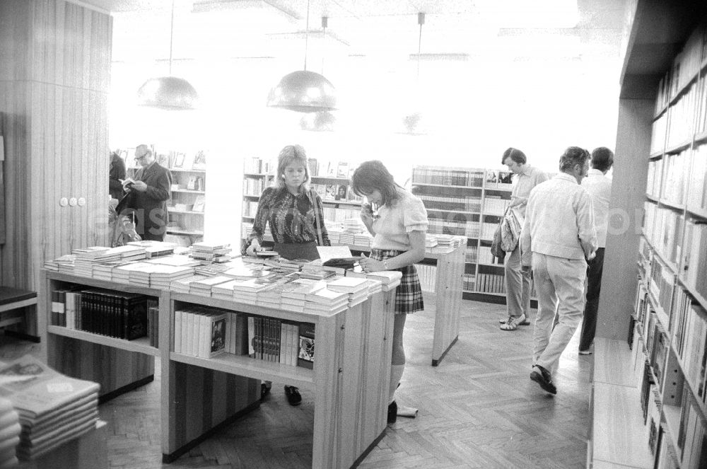 GDR image archive: Berlin - Bookstore Das internationale Buch Liebknechtstrasse corner Spandauer Strasse in Berlin, the former capital of the GDR, German Democratic Republic