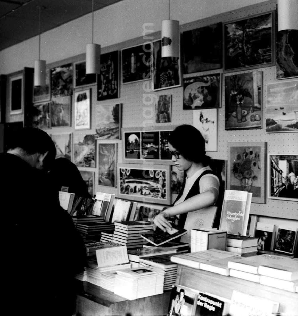 GDR image archive: Berlin - Bookshop in Berlin, the former capital of the GDR, German democratic republic