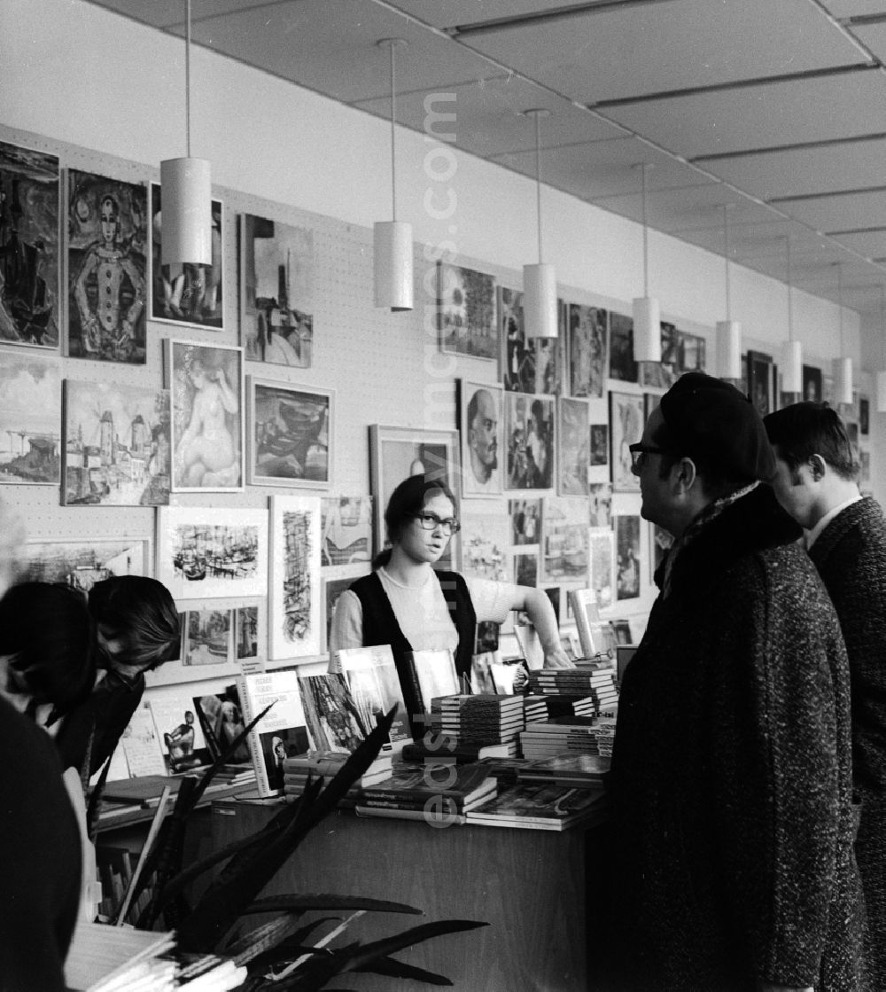 GDR photo archive: Berlin - Bookshop in Berlin, the former capital of the GDR, German democratic republic