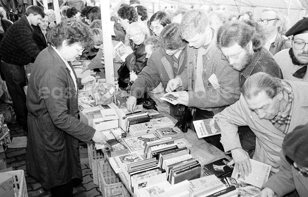 GDR photo archive: - Buchverkauf von DDR- Produktion vor dem Roten Rathaus Umschlag:726