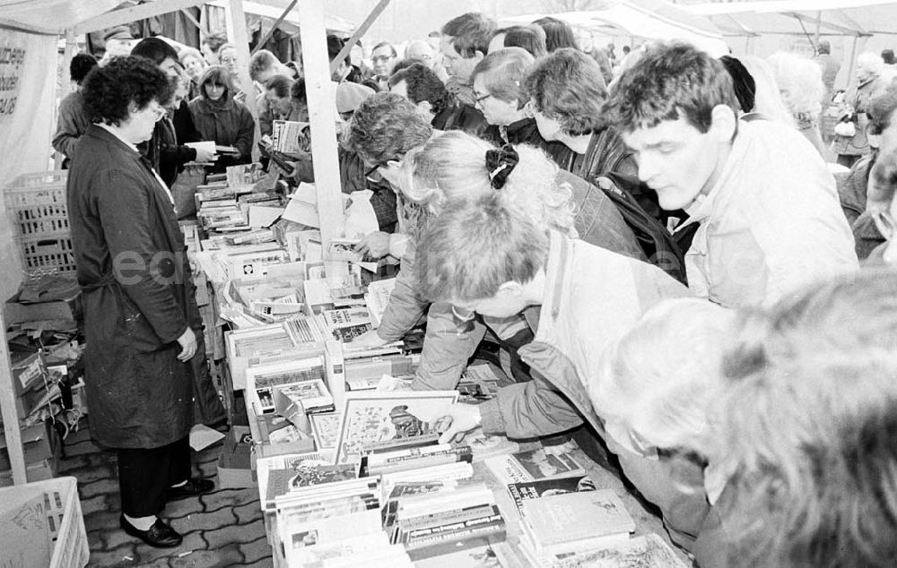 GDR picture archive: - Buchverkauf von DDR- Produktion vor dem Roten Rathaus Umschlag:726