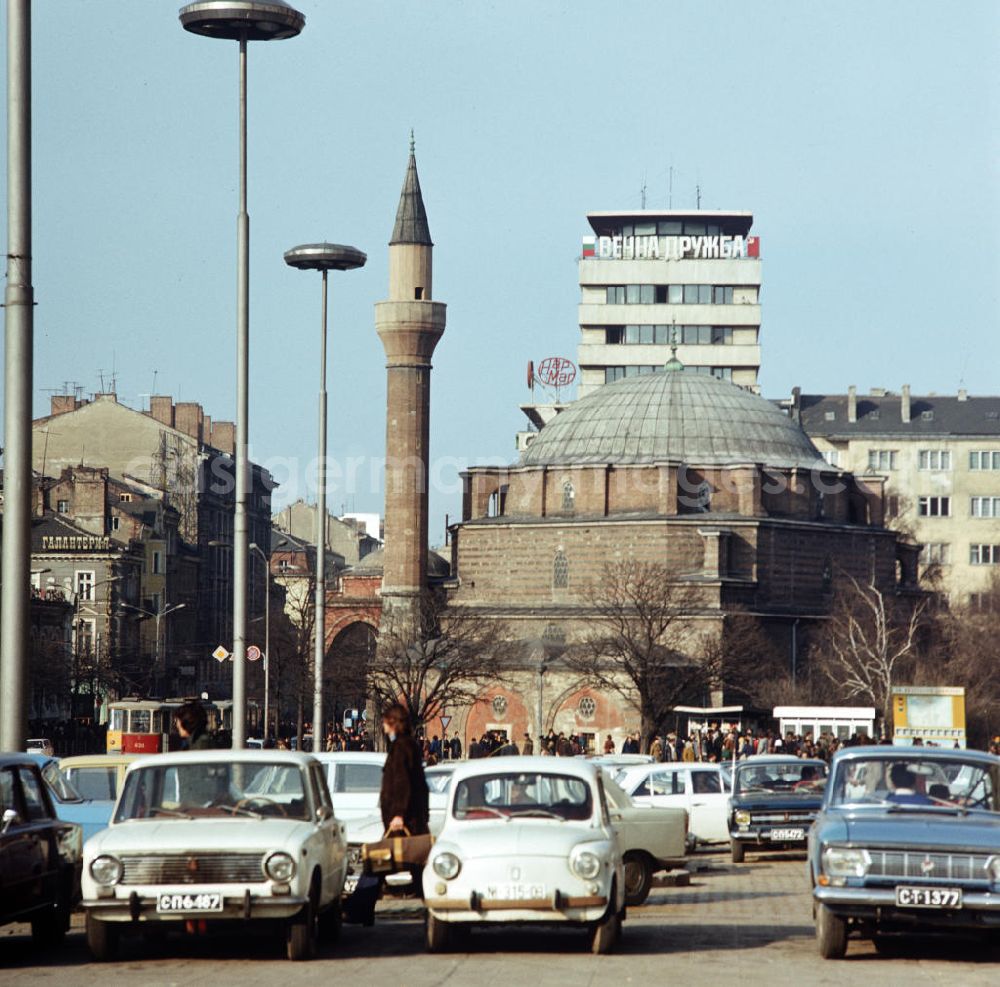 GDR photo archive: Sofia - Blick auf die Banja-Baschi-Moschee am Boulevard Knjaginja Maria Luisa, die größte Moschee in der bulgarischen Hauptstadt Sofia.