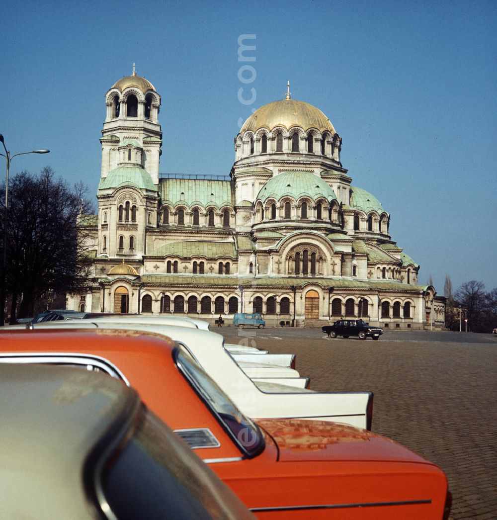 GDR picture archive: Sofia - Blick auf die Alexander-Newski-Kathedrale, eines der Wahrzeichen der bulgarischen Hauptstadt Sofia.