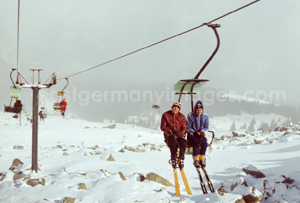 Witoscha: Skifahrer im Skilift im bulgarischen Witoscha-Gebirge, im Hintergrund der Skilift. Das Witoschagebirge gehörte zu DDR-Zeiten zu den beliebtesten Wintersportgebieten im sozialistischen Ausland.