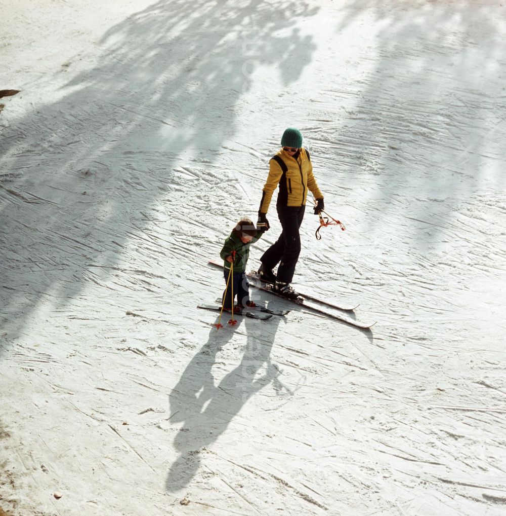 GDR image archive: Witoscha - Früh übt sich das Skifahren - am Besten mit Mutti an der Hand im bulgarischen Witoscha-Gebirge. Das Witoschagebirge gehörte zu DDR-Zeiten zu den beliebtesten Wintersportgebieten im sozialistischen Ausland.