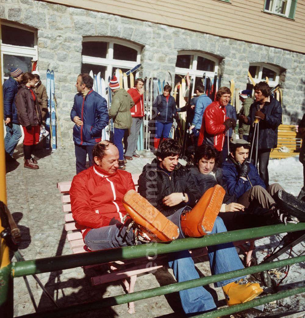 GDR photo archive: Witoscha - Skifahrer genießen im bulgarischen Witoscha-Gebirge die warme Wintersonne. Das Witoschagebirge gehörte zu DDR-Zeiten zu den beliebtesten Wintersportgebieten im sozialistischen Ausland.