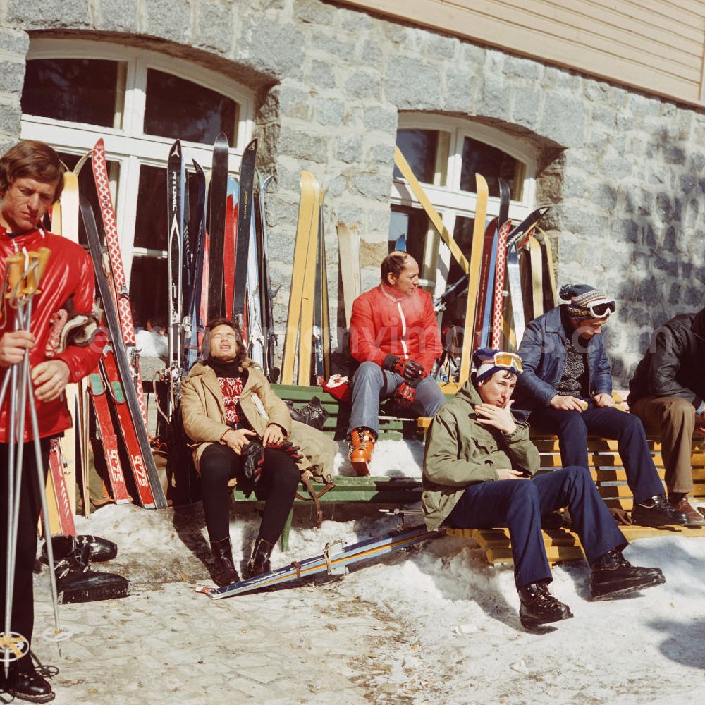 GDR picture archive: Witoscha - Skifahrer genießen im bulgarischen Witoscha-Gebirge die warme Wintersonne. Das Witoschagebirge gehörte zu DDR-Zeiten zu den beliebtesten Wintersportgebieten im sozialistischen Ausland.
