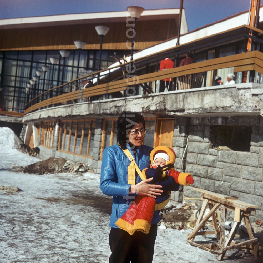 GDR photo archive: Witoscha - Mutter mit Kind vor dem Hotel Prostor im bulgarischen Witoscha-Gebirge. Das Witoschagebirge gehörte zu DDR-Zeiten zu den beliebtesten Wintersportgebieten im sozialistischen Ausland.