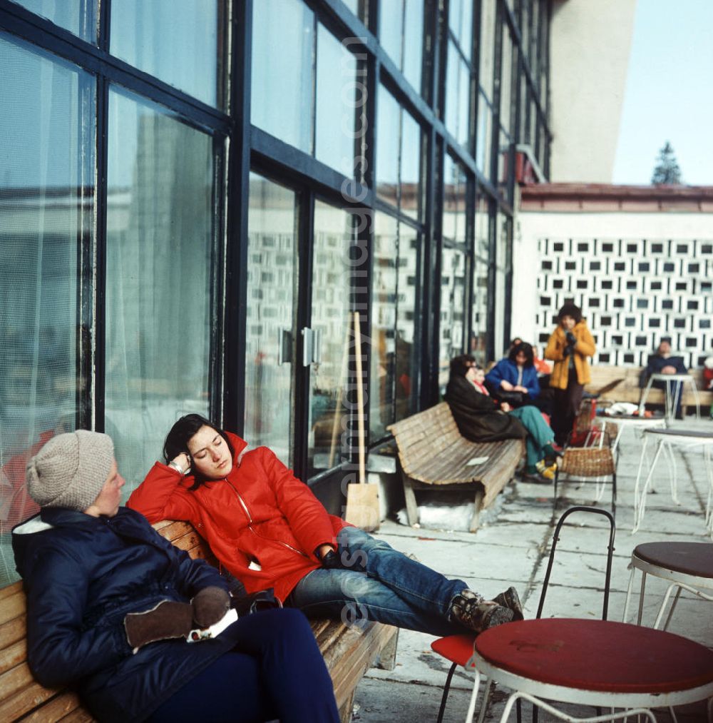 Witoscha: Touristen genießen auf der Terrasse des Hotels Prostor im bulgarischen Witoscha-Gebirge die Wintersonne. Das Witoschagebirge gehörte zu DDR-Zeiten zu den beliebtesten Wintersportgebieten im sozialistischen Ausland.