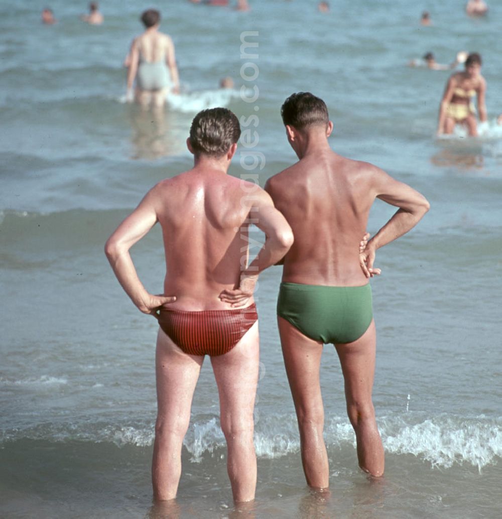 GDR photo archive: Nessebar - Männer am Strand von Nessebar am Schwarzen Meer in der Volksrepublik Bulgarien. Reisen in das Ausland war den DDR-Bürgern nur in die befreundeten sozialistischen Länder erlaubt, für Bulgarien erfolgte in der Regel die Erteilung einer Reisegenehmigung.