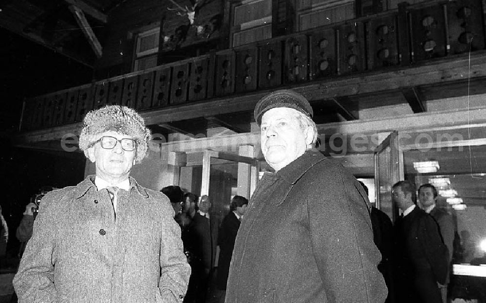 GDR photo archive: Joachimsthal (Brandenburg) - Bundeskanzler Helmut Schmidt und Erich Honecker vor der Residenz Hubertusstock am Werbellinsee (Brandenburg).