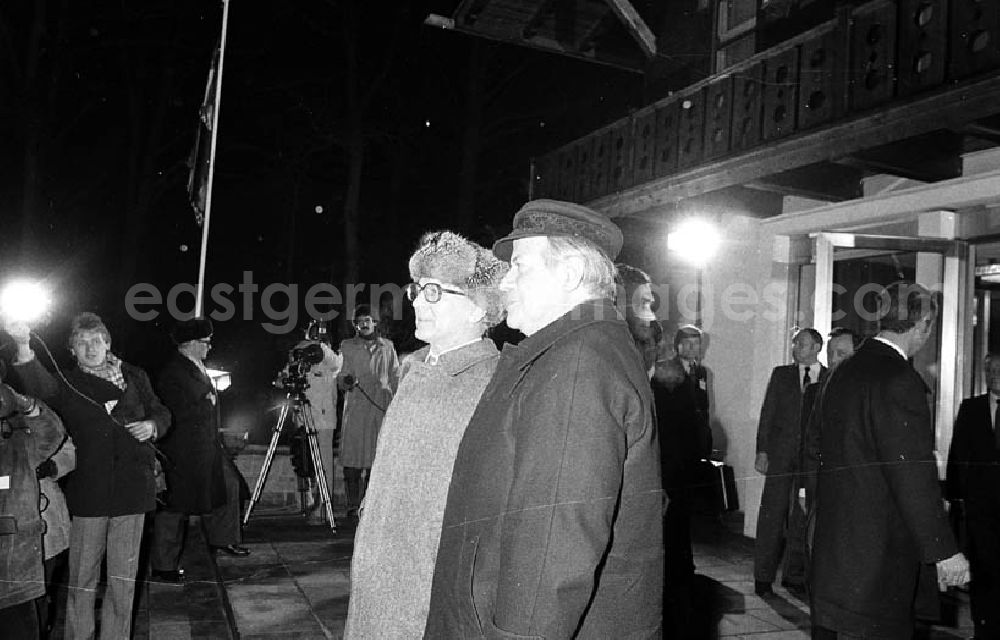GDR picture archive: Joachimsthal (Brandenburg) - Bundeskanzler Helmut Schmidt und Erich Honecker vor der Residenz Hubertusstock am Werbellinsee (Brandenburg).