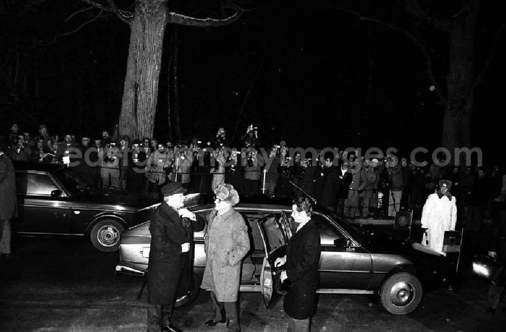 GDR image archive: Joachimsthal (Brandenburg) - Bundeskanzler Helmut Schmidt und Erich Honecker vor der Residenz Hubertusstock am Werbellinsee (Brandenburg).