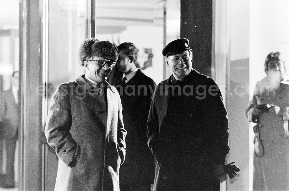 GDR picture archive: Joachimsthal / Brandenburg - Bundeskanzler Helmut Schmidt und Erich Honecker vor der Residenz Hubertusstock am Werbellinsee (Brandenburg).