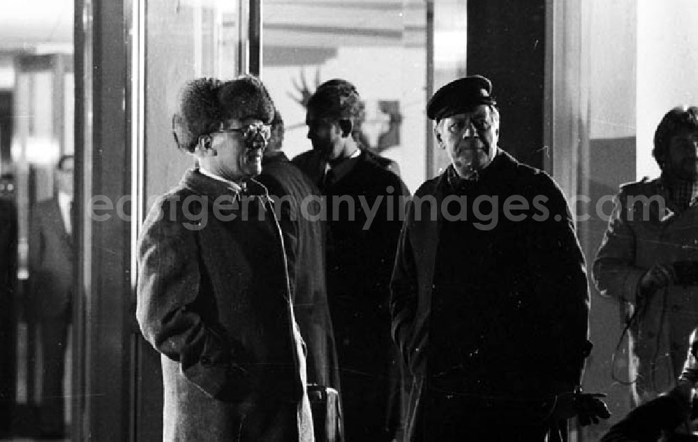 GDR image archive: Joachimsthal / Brandenburg - Bundeskanzler Helmut Schmidt und Erich Honecker vor der Residenz Hubertusstock am Werbellinsee (Brandenburg).