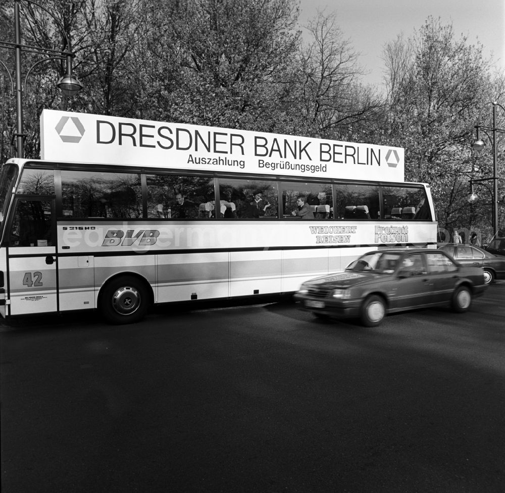 GDR picture archive: Berlin - Mitte - For the distribution of money greeting equipped bus Dresdner Bank