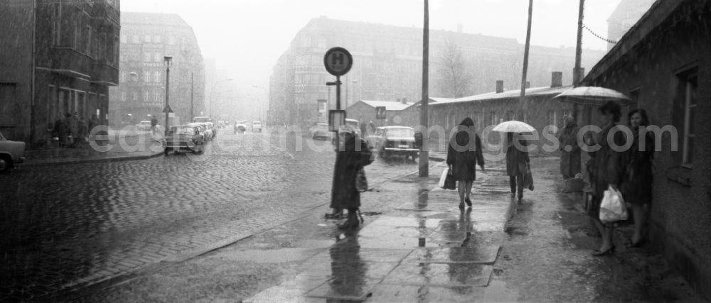 GDR photo archive: Berlin - Passengers getting on and off at a bus stop an der Boxhagener Strasse in the district Friedrichshain in Berlin Eastberlin on the territory of the former GDR, German Democratic Republic