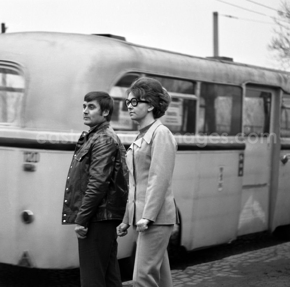GDR picture archive: Berlin - Passengers getting on and off at a bus stop trolleybus in the district Friedrichshain in Berlin, the former capital of the GDR, German Democratic Republic