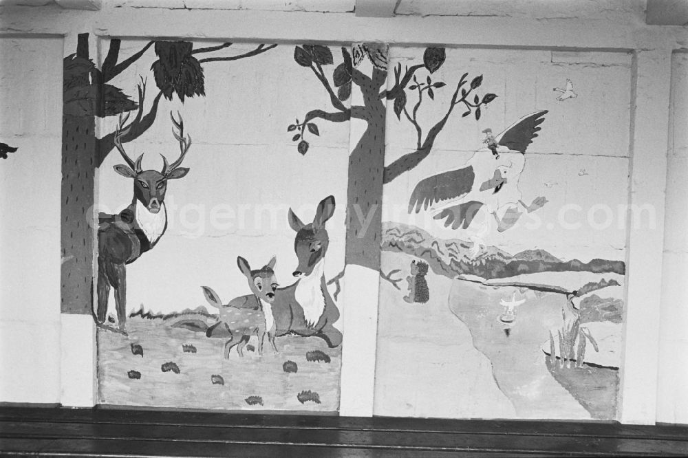 GDR image archive: Laubusch - Painting in a bus stop in Laubusch in the state Saxony on the territory of the former GDR, German Democratic Republic