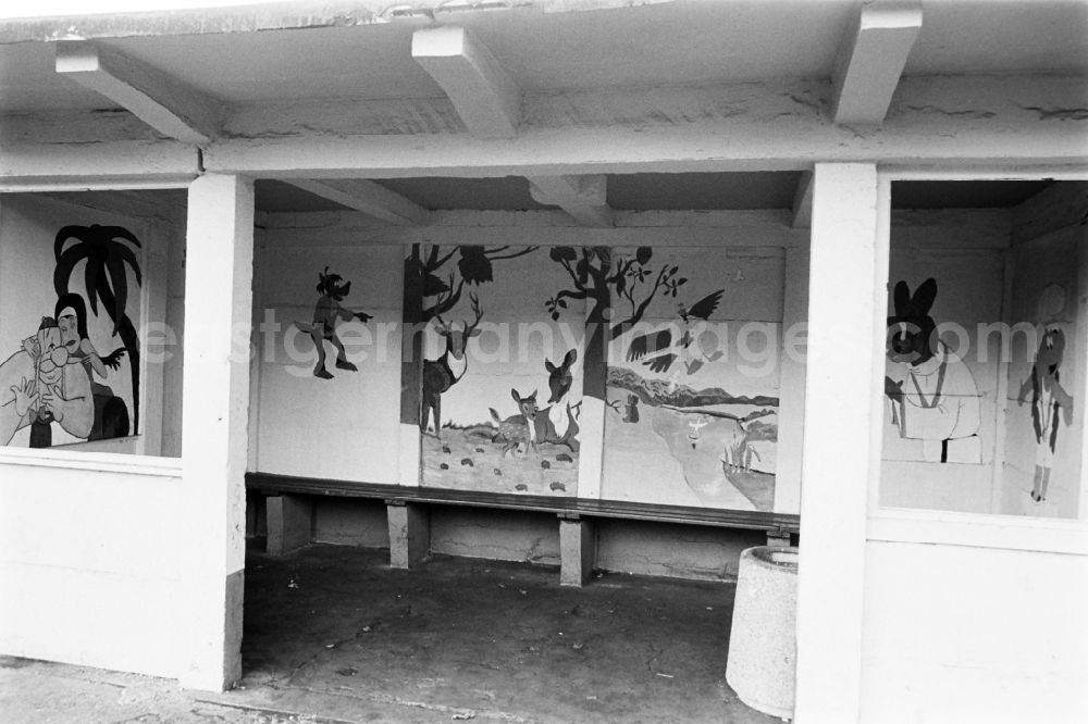GDR photo archive: Laubusch - Painting in a bus stop in Laubusch in the state Saxony on the territory of the former GDR, German Democratic Republic