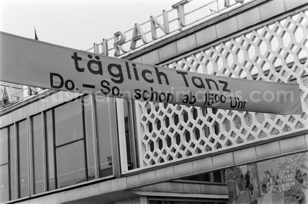 GDR image archive: Berlin - Café Moscow on Karl-Marx-Allee in Berlin. Banner over the street with the inscription Daily Dance