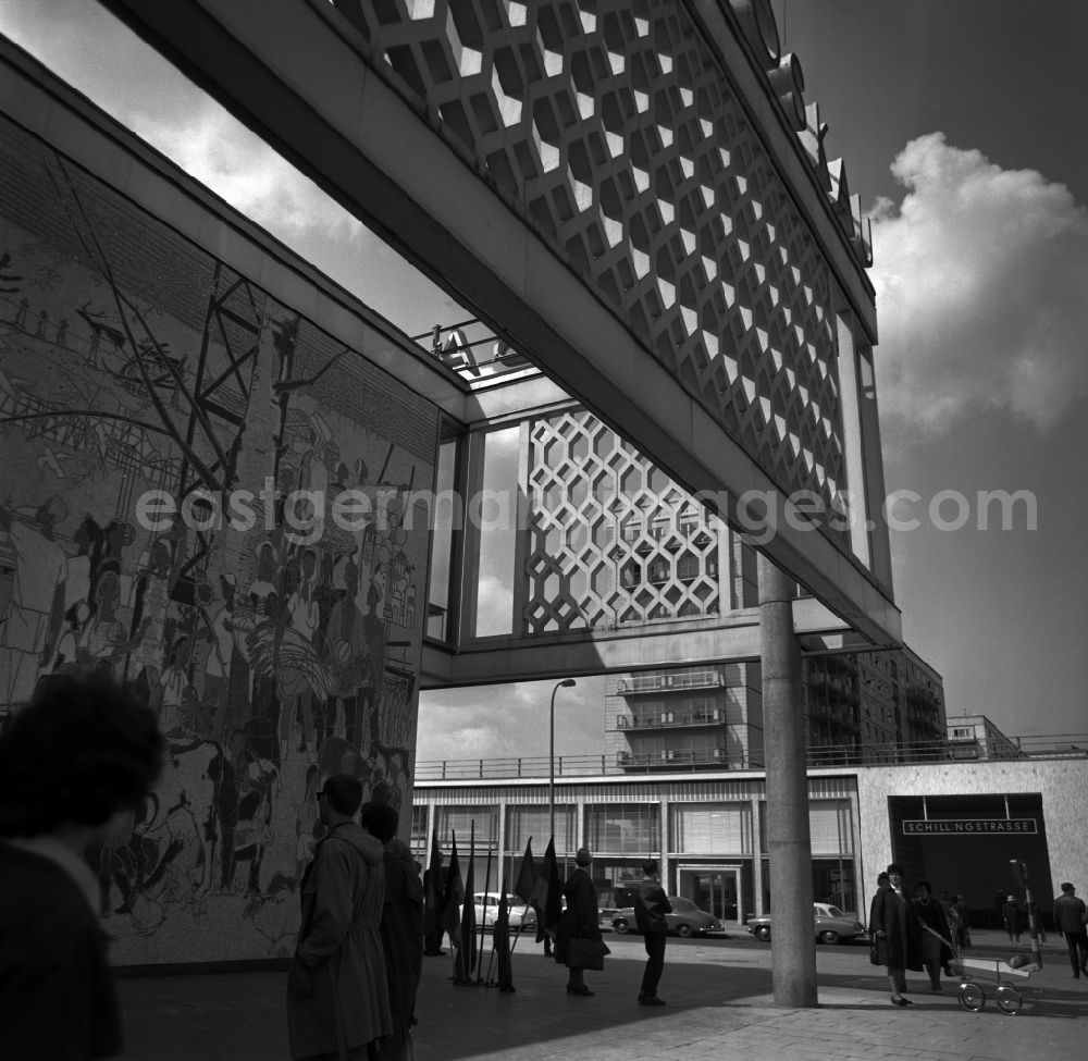 GDR image archive: Berlin - Cafe Moskau at Schillingstrasse underground station on Karl-Marx-Allee in Berlin Eastberlin on the territory of the former GDR, German Democratic Republic