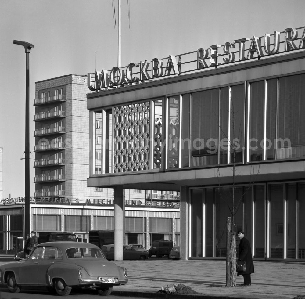 GDR picture archive: Berlin - Cafe Moskau on Karl-Marx-Allee in Berlin Eastberlin on the territory of the former GDR, German Democratic Republic
