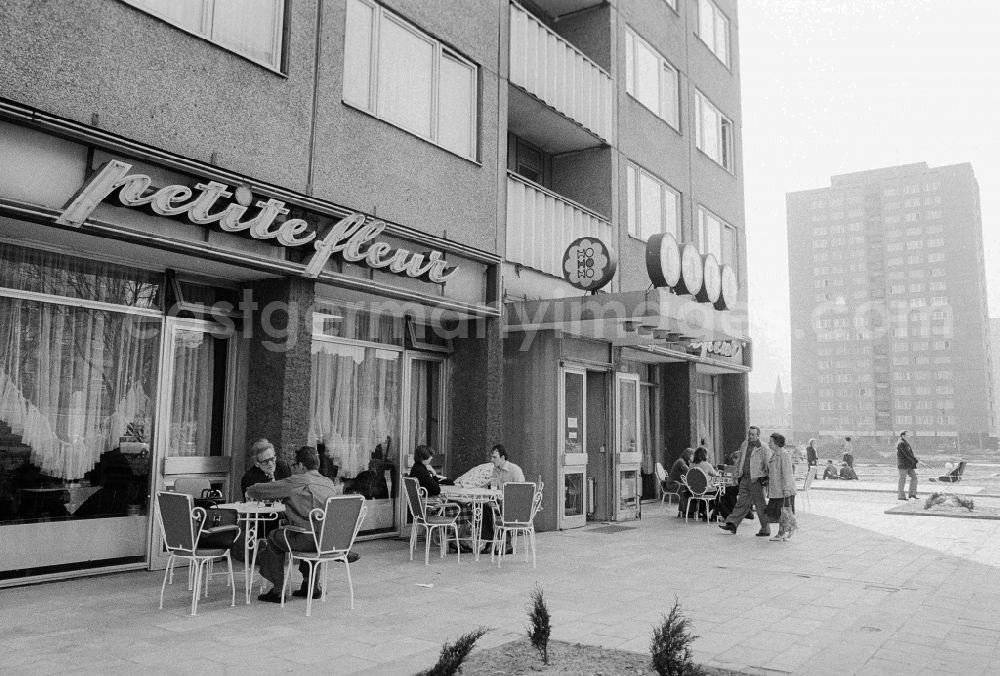 GDR picture archive: Berlin - The cafe petite fleur the HO (trading organisation) in the Frankfurt avenue in Berlin, the former capital of the GDR, German democratic republic