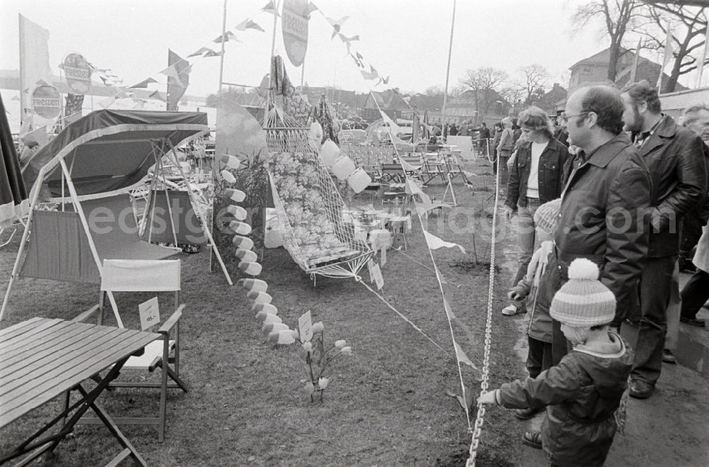 GDR picture archive: Berlin - Visitor on the camping exhibition and leisure exhibition on the area between the society house and the regatta rostrum in Gruenau, in Berlin, the former capital of the GDR, German democratic republic