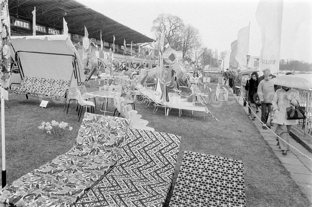 GDR image archive: Berlin - Visitor on the camping exhibition and leisure exhibition on the area between the society house and the regatta rostrum in Gruenau, in Berlin, the former capital of the GDR, German democratic republic
